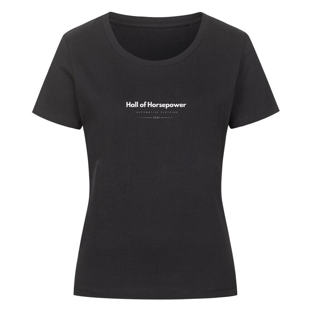 Schwarzes T-shirt im Schnitt für Frauen mit einem Rundkragenausschnitt, auf Brusthöhe befindet sich der Aufdruck Hall of Horsepower Automotive Clothing in Weiß. 