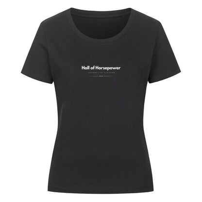 Schwarzes T-shirt im Schnitt für Frauen mit einem Rundkragenausschnitt, auf Brusthöhe befindet sich der Aufdruck Hall of Horsepower Automotive Clothing in Weiß. 
