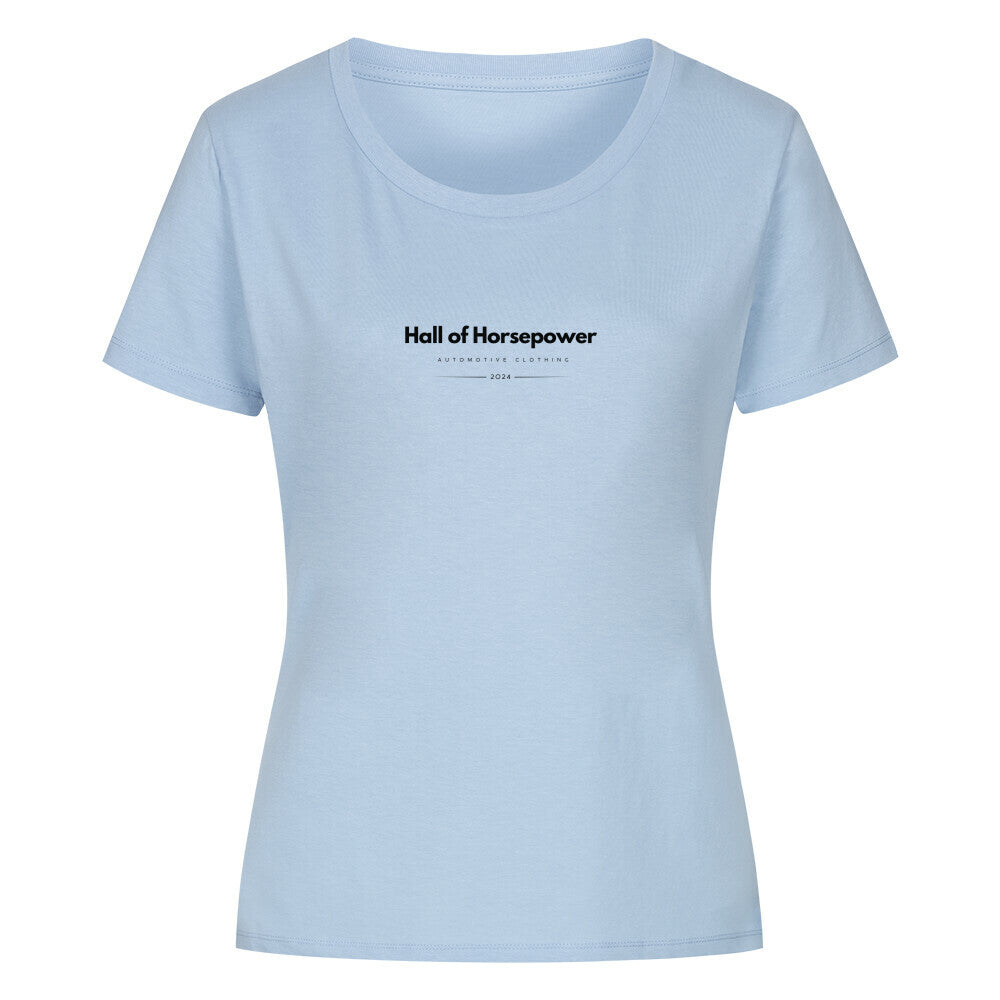 Hellblaues T-shirt im Schnitt für Frauen mit einem Rundkragenausschnitt, auf Brusthöhe befindet sich der Aufdruck Hall of Horsepower Automotive Clothing in Schwarz. 