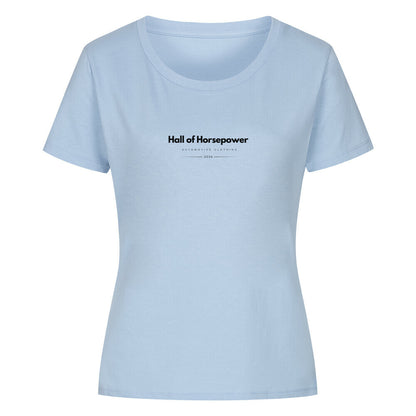 Hellblaues T-shirt im Schnitt für Frauen mit einem Rundkragenausschnitt, auf Brusthöhe befindet sich der Aufdruck Hall of Horsepower Automotive Clothing in Schwarz. 