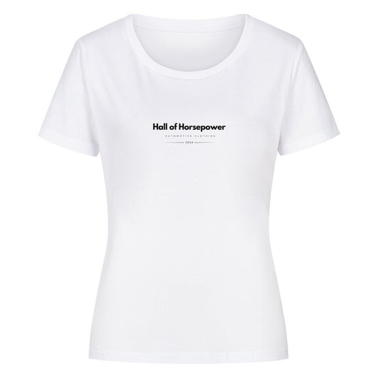 Weißes T-shirt im Schnitt für Frauen mit einem Rundkragenausschnitt, auf Brusthöhe befindet sich der Aufdruck Hall of Horsepower Automotive Clothing in Schwarz. 