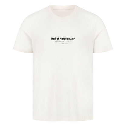 Beiges T-Shirt mit Rundhalsausschnitt und einem Sportlichem Schnitt. Brustaufdruck mit dem Logo von Hall of Horsepower Automotive Clothing in Schwarz. 