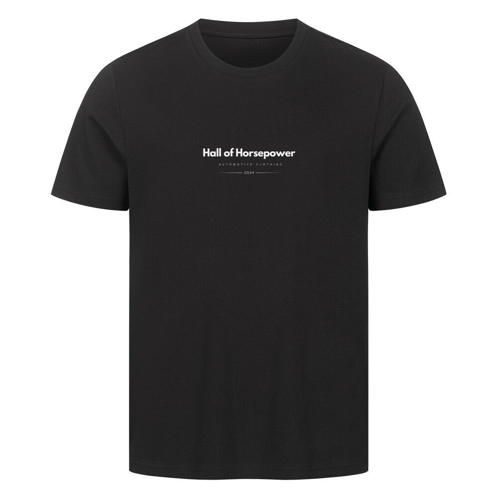Schwarzes T-Shirt mit Rundhalsausschnitt und einem Sportlichem Schnitt. Brustaufdruck mit dem Logo von Hall of Horsepower Automotive Clothing in Weiß. 