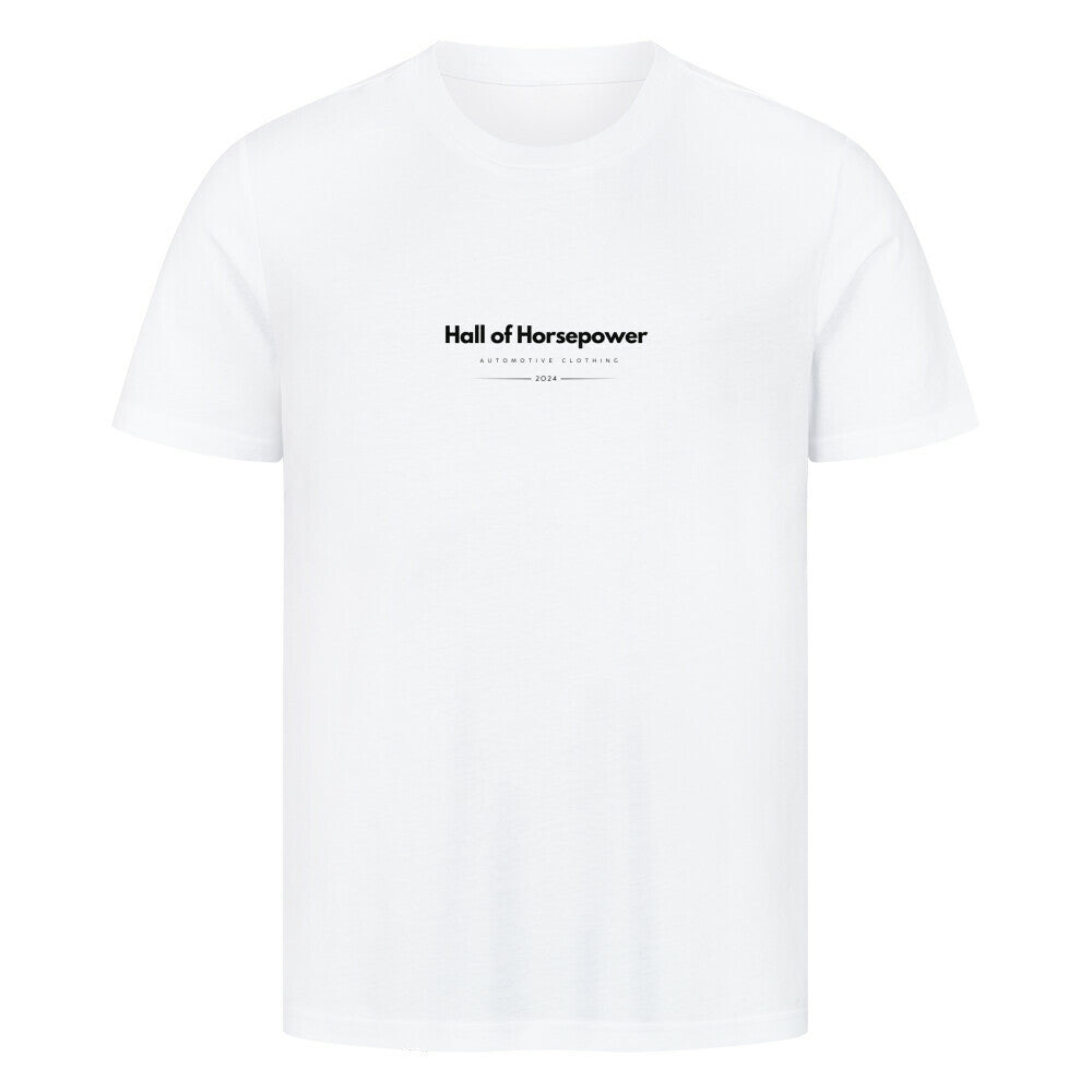 Weißes T-Shirt mit Rundhalsausschnitt und einem Sportlichem Schnitt. Brustaufdruck mit dem Logo von Hall of Horsepower Automotive Clothing in Schwarz. 