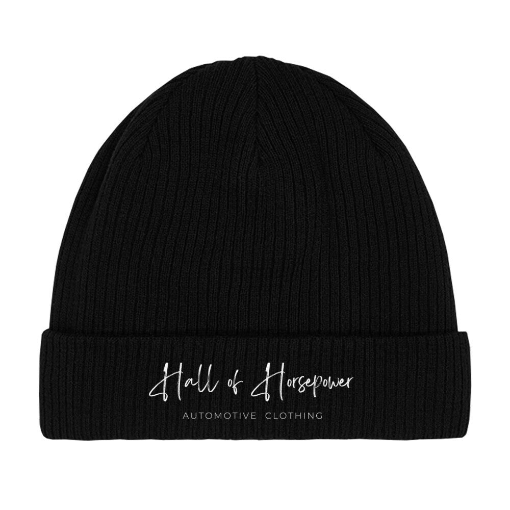 Schwarze Beanie Mütze mit einem Weißen Aufdruck von Hall of Horsepower Automotive Clothing am unteren Rand der Mütze. 