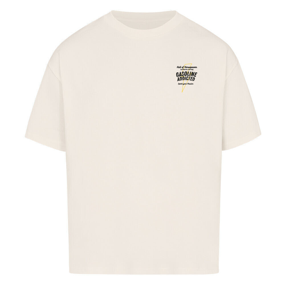 Beiges oversized shirt mit einem aufdruck auf der linken brust mit dem selben aufdruck wie am rücken. Einen gelben blitz als umriss im Hintergrund. Davor ein Schriftzug mit Gasoline Addicted, Spark your Passion. Als Überschrift steht dort Hall of Horsepower Automotive Clothing. Schriftzug ist in Schwarz gehalten. Zündende Ideen beschreiben das shirt und soll menschen motivieren.