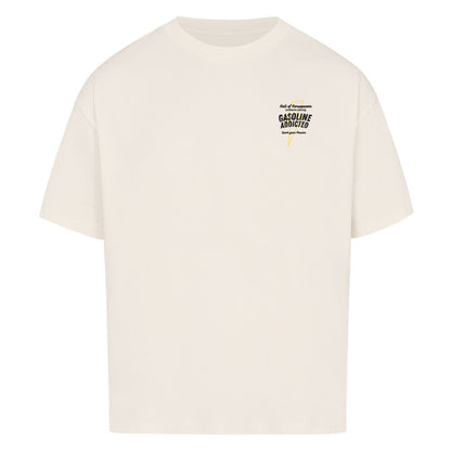 Beiges oversized shirt mit einem aufdruck auf der linken brust mit dem selben aufdruck wie am rücken. Einen gelben blitz als umriss im Hintergrund. Davor ein Schriftzug mit Gasoline Addicted, Spark your Passion. Als Überschrift steht dort Hall of Horsepower Automotive Clothing. Schriftzug ist in Schwarz gehalten. Zündende Ideen beschreiben das shirt und soll menschen motivieren.