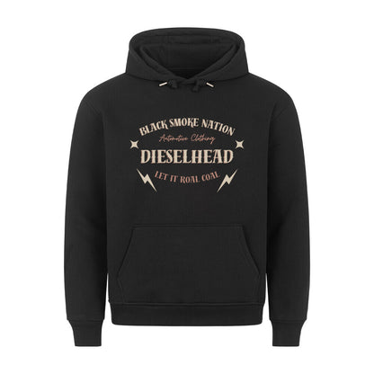 Kauzenpullover in Schwarz mit einer Bauchtasche, Aufdruck auf der Vorderseite Seite mit Black Smoke Nation ganz oben curved, in der Mitte etwas größer Dieselhead und darunter Let ist real coal wieder curved. Farblich in beige und kupfer. Aufdruck ist auf höhe der brust. 