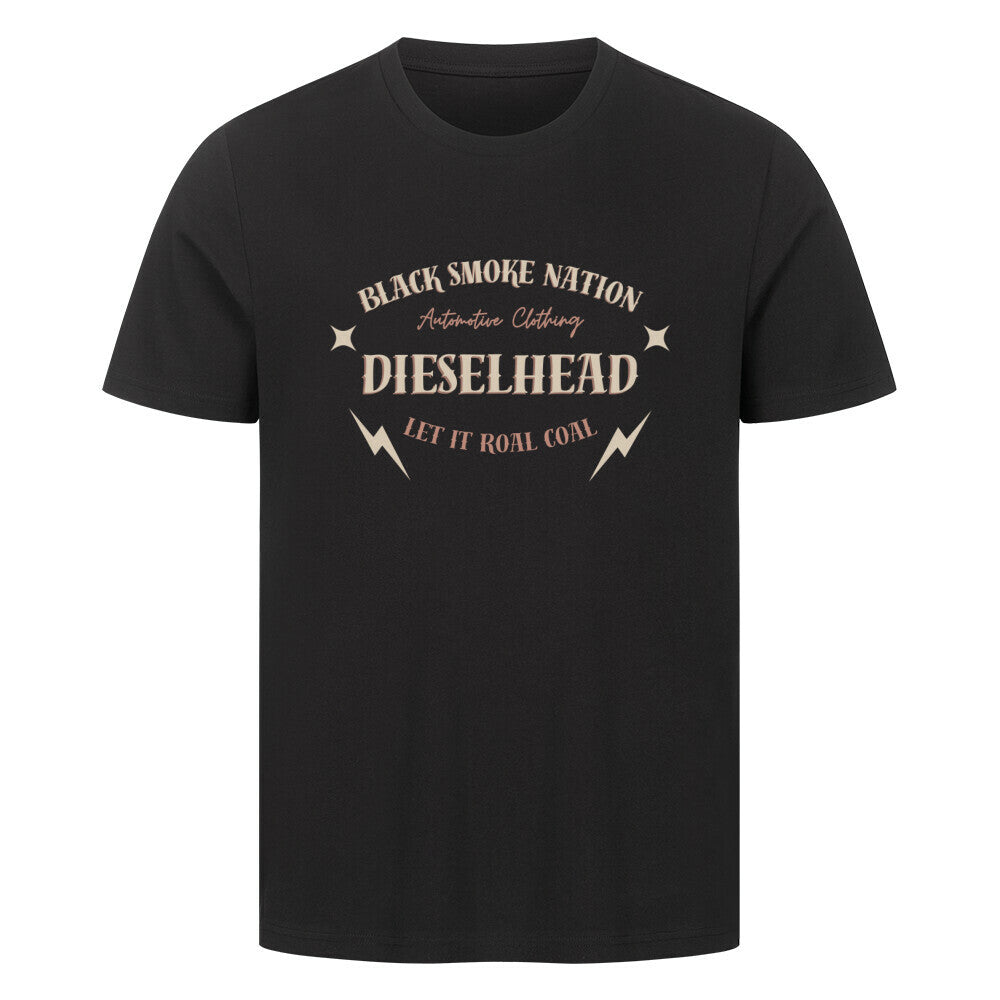 Schwarzes T-shirt in einem Unsiex schnitt mit einem druck auf der Vorderseite Seite mit Black Smoke Nation ganz oben curved, in der Mitte etwas größer Dieselhead und darunter Let ist real coal wieder curved. Farblich in beige und kupfer. Aufdruck ist auf höhe der brust. 