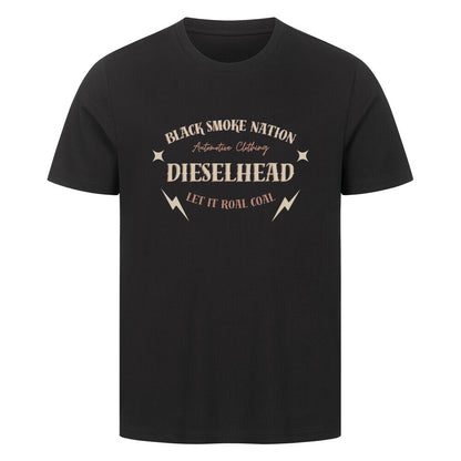 Schwarzes T-shirt in einem Unsiex schnitt mit einem druck auf der Vorderseite Seite mit Black Smoke Nation ganz oben curved, in der Mitte etwas größer Dieselhead und darunter Let ist real coal wieder curved. Farblich in beige und kupfer. Aufdruck ist auf höhe der brust. 
