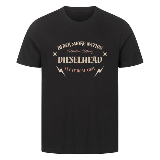 Schwarzes T-shirt in einem Unsiex schnitt mit einem druck auf der Vorderseite Seite mit Black Smoke Nation ganz oben curved, in der Mitte etwas größer Dieselhead und darunter Let ist real coal wieder curved. Farblich in beige und kupfer. Aufdruck ist auf höhe der brust. 