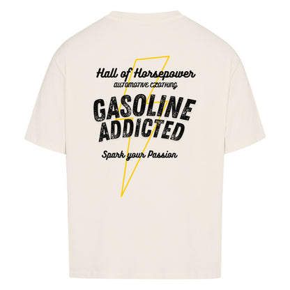 Beiges oversized shirt mit einem gelben blitz als umriss im Hintergrund. Davor ein Schriftzug mit Gasoline Addicted, Spark your Passion. Als Überschrift steht dort Hall of Horsepower Automotive Clothing. Schriftzug ist in Schwarz gehalten. Zündende Ideen beschreiben das shirt und soll menschen motivieren.