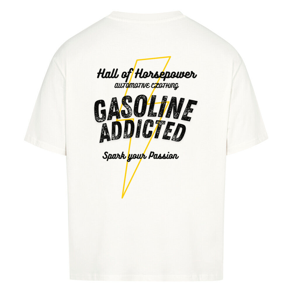 Weißes oversized shirt mit einem gelben blitz als umriss im Hintergrund. Davor ein Schriftzug mit Gasoline Addicted, Spark your Passion. Als Überschrift steht dort Hall of Horsepower Automotive Clothing. Schriftzug ist in Schwarz gehalten. Zündende Ideen beschreiben das shirt und soll menschen motivieren.
