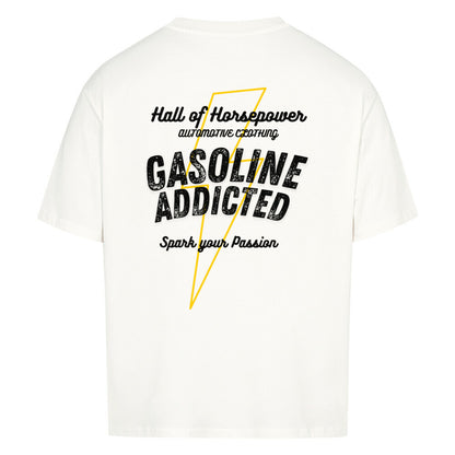Weißes oversized shirt mit einem gelben blitz als umriss im Hintergrund. Davor ein Schriftzug mit Gasoline Addicted, Spark your Passion. Als Überschrift steht dort Hall of Horsepower Automotive Clothing. Schriftzug ist in Schwarz gehalten. Zündende Ideen beschreiben das shirt und soll menschen motivieren.