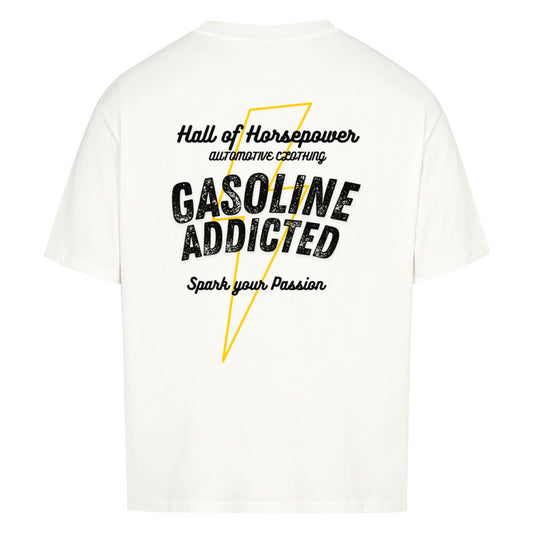 Weißes oversized shirt mit einem gelben blitz als umriss im Hintergrund. Davor ein Schriftzug mit Gasoline Addicted, Spark your Passion. Als Überschrift steht dort Hall of Horsepower Automotive Clothing. Schriftzug ist in Schwarz gehalten. Zündende Ideen beschreiben das shirt und soll menschen motivieren.