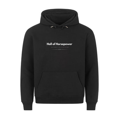 Schwarzer Kapuzenpullover inklusive  Bändel mit Metallenden. Brustaufdruck mit dem Logo von Hall of Horsepower Automotive Clothing in Weiß. Zudem Besitz der Pullover eine Bauchtasche die von innen angeraut ist. 