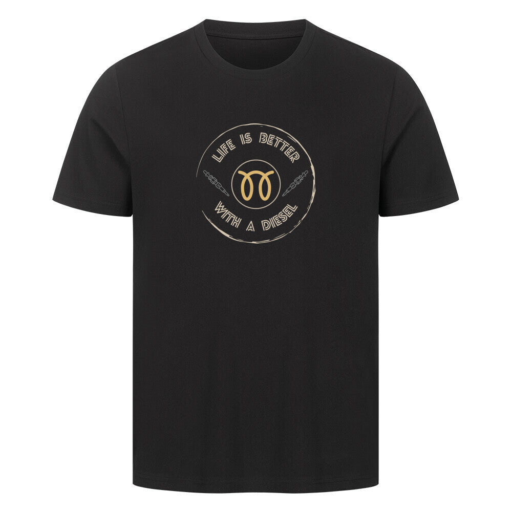 Schwarzes T-shirt mit einem Aufdruck in der mitte der Brust. Es ist ein kreis abgebildet mit einer innen Schift am innern rand, Life is better with a diesel - zwei Glühkerzen am Randes inneren und mitten drin das symbol vom vorglühen.  Farblich beige und goldgelb gehalten. 