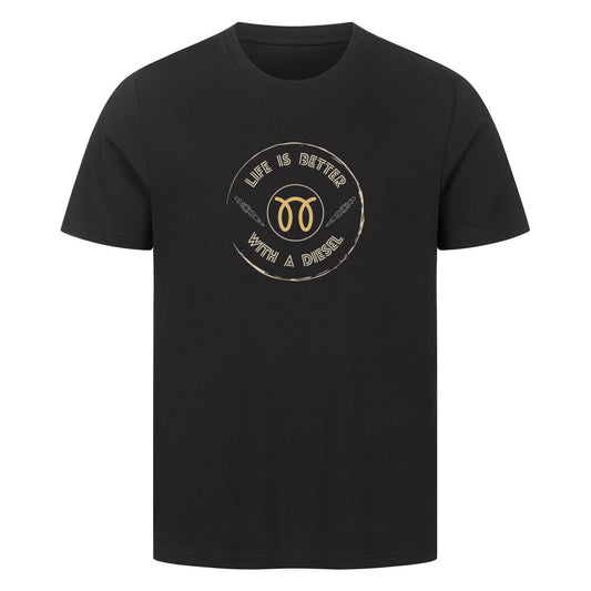 Schwarzes T-shirt mit einem Aufdruck in der mitte der Brust. Es ist ein kreis abgebildet mit einer innen Schift am innern rand, Life is better with a diesel - zwei Glühkerzen am Randes inneren und mitten drin das symbol vom vorglühen.  Farblich beige und goldgelb gehalten. 