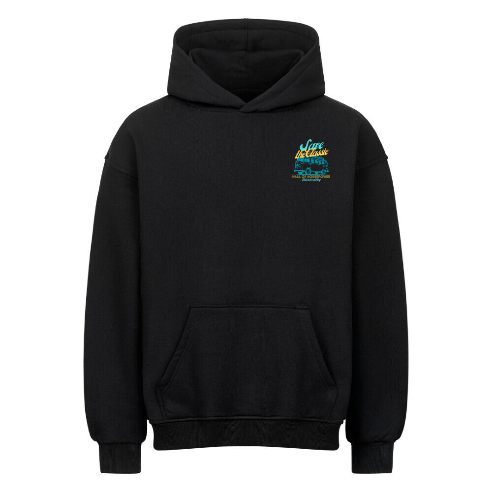 Schwarzer Oversized Hoodie von vorne mit Aufdruck auf der linken Seite auf Brusthöhe mit Save the Classic, einem Bulli und Hall of Horsepower Automotive Clothing. Farblich in Hellblau und Gelb