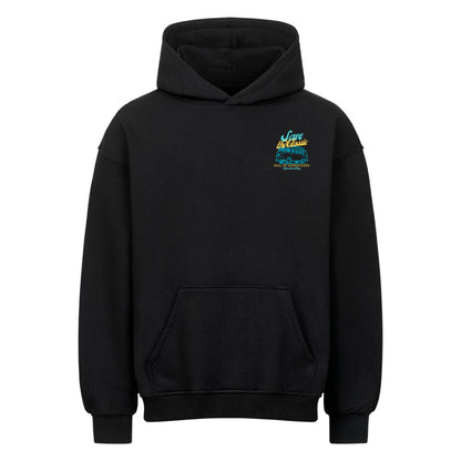 Schwarzer Oversized Hoodie von vorne mit Aufdruck auf der linken Seite auf Brusthöhe mit Save the Classic, einem Bulli und Hall of Horsepower Automotive Clothing. Farblich in Hellblau und Gelb