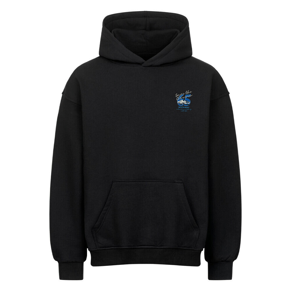 Schwarzer Oversized Hoodie mit Kapuze von vorne mit dem Aufdruck Save the Classic, einem Mustang, 65 im Hintergrund  und Hall of Horsepower Automotive Clothing auf der linken Seite auf Brusthöhe . Farblich in Eierschalen weiß und Blau kombiniert. Unten befindet sich noch eine Bauchtasche