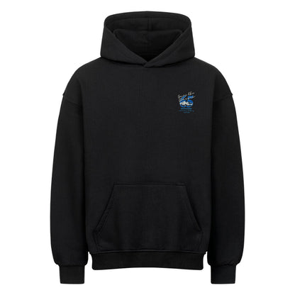Schwarzer Oversized Hoodie mit Kapuze von vorne mit dem Aufdruck Save the Classic, einem Mustang, 65 im Hintergrund  und Hall of Horsepower Automotive Clothing auf der linken Seite auf Brusthöhe . Farblich in Eierschalen weiß und Blau kombiniert. Unten befindet sich noch eine Bauchtasche
