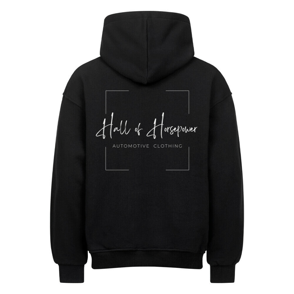 Schwarzer Oversized Hoodie von hinten mit Aufdruck Hall of Horsepower Automotive Clothing  in Weiß in der Mitte vom Rücken.   