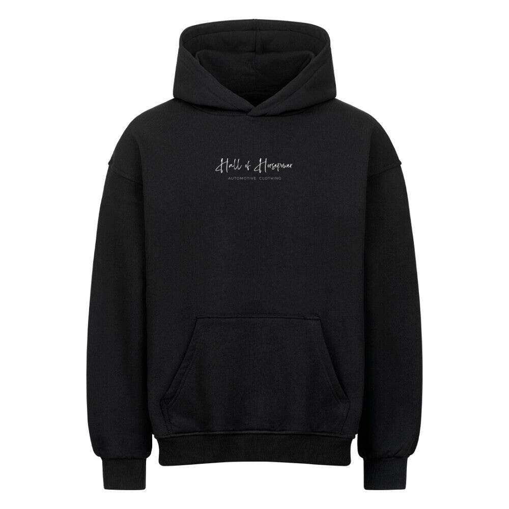 Schwarzer Oversized Hoodie von Vorne mit Aufdruck Hall of Horsepower Automotive Clothing  in Weiß in der Mitte auf Brusthöhe. Aufdruck ist etwa 16x5 cm groß.  
