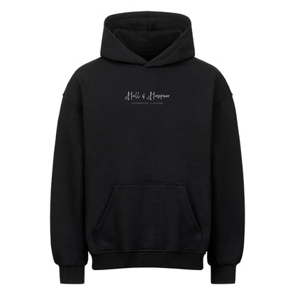 Schwarzer Oversized Hoodie von Vorne mit Aufdruck Hall of Horsepower Automotive Clothing  in Weiß in der Mitte auf Brusthöhe. Aufdruck ist etwa 16x5 cm groß.  