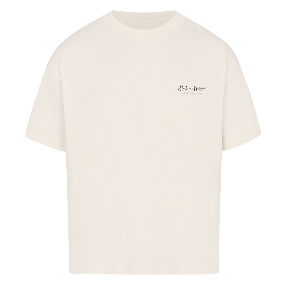 Beiges Oversized Shirt mit Aufdruck Hall of Horsepower Automotive Clothing  in Schwarz auf der linken Seite der Brust. Aufdruck ist etwa 10x3 cm groß.  