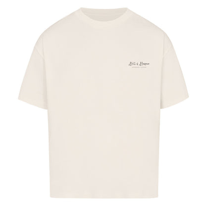 Beiges Oversized Shirt mit Aufdruck Hall of Horsepower Automotive Clothing  in Schwarz auf der linken Seite der Brust. Aufdruck ist etwa 10x3 cm groß.  