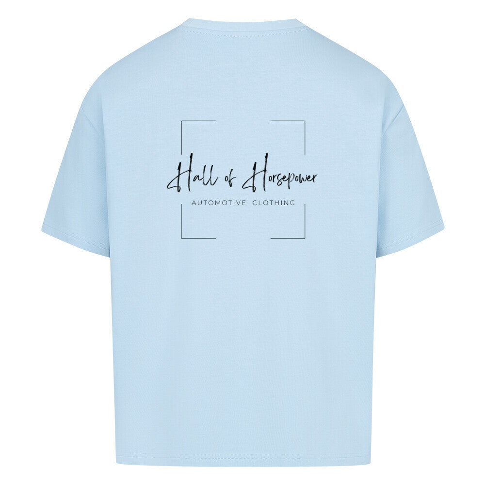 Hellblaues Oversized Shirt mit Aufdruck Hall of Horsepower Automotive Clothing in Schwarz auf dem Rücken. 