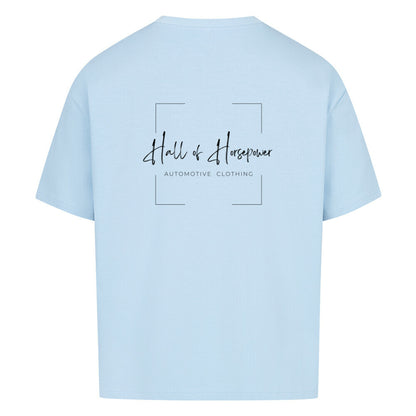 Hellblaues Oversized Shirt mit Aufdruck Hall of Horsepower Automotive Clothing in Schwarz auf dem Rücken. 
