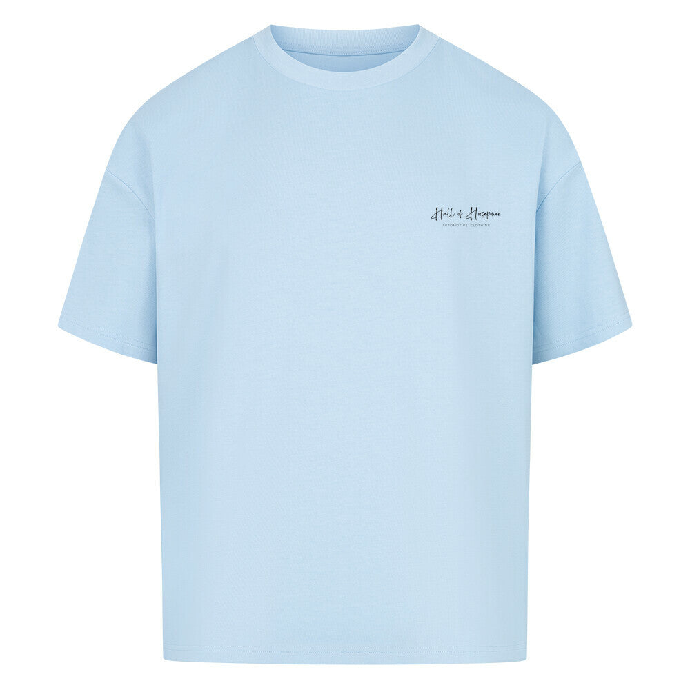 Hellblau Oversized Shirt mit Aufdruck Hall of Horsepower Automotive Clothing  in Schwarz auf der linken Seite der Brust. Aufdruck ist etwa 10x3 cm groß.  