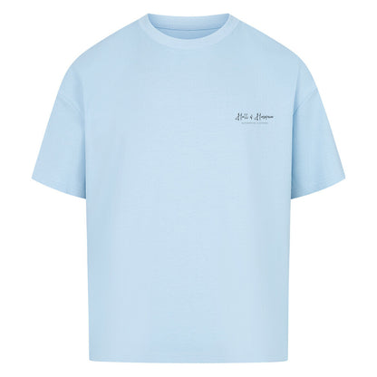 Hellblau Oversized Shirt mit Aufdruck Hall of Horsepower Automotive Clothing  in Schwarz auf der linken Seite der Brust. Aufdruck ist etwa 10x3 cm groß.  