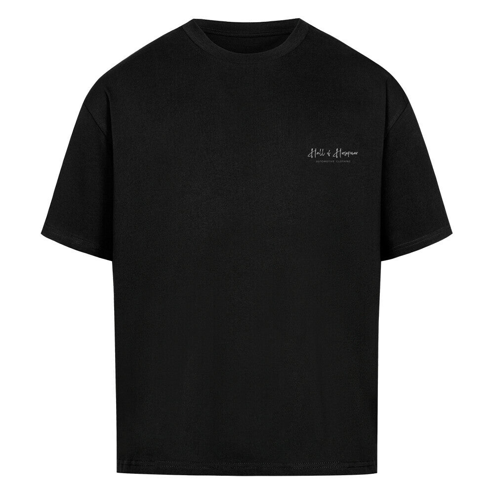 Schwarzes Oversized Shirt mit Aufdruck Hall of Horsepower Automotive Clothing  in Weiß auf der linken Seite der Brust. Aufdruck ist etwa 10x3 cm groß.  