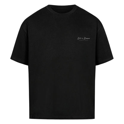 Schwarzes Oversized Shirt mit Aufdruck Hall of Horsepower Automotive Clothing  in Weiß auf der linken Seite der Brust. Aufdruck ist etwa 10x3 cm groß.  