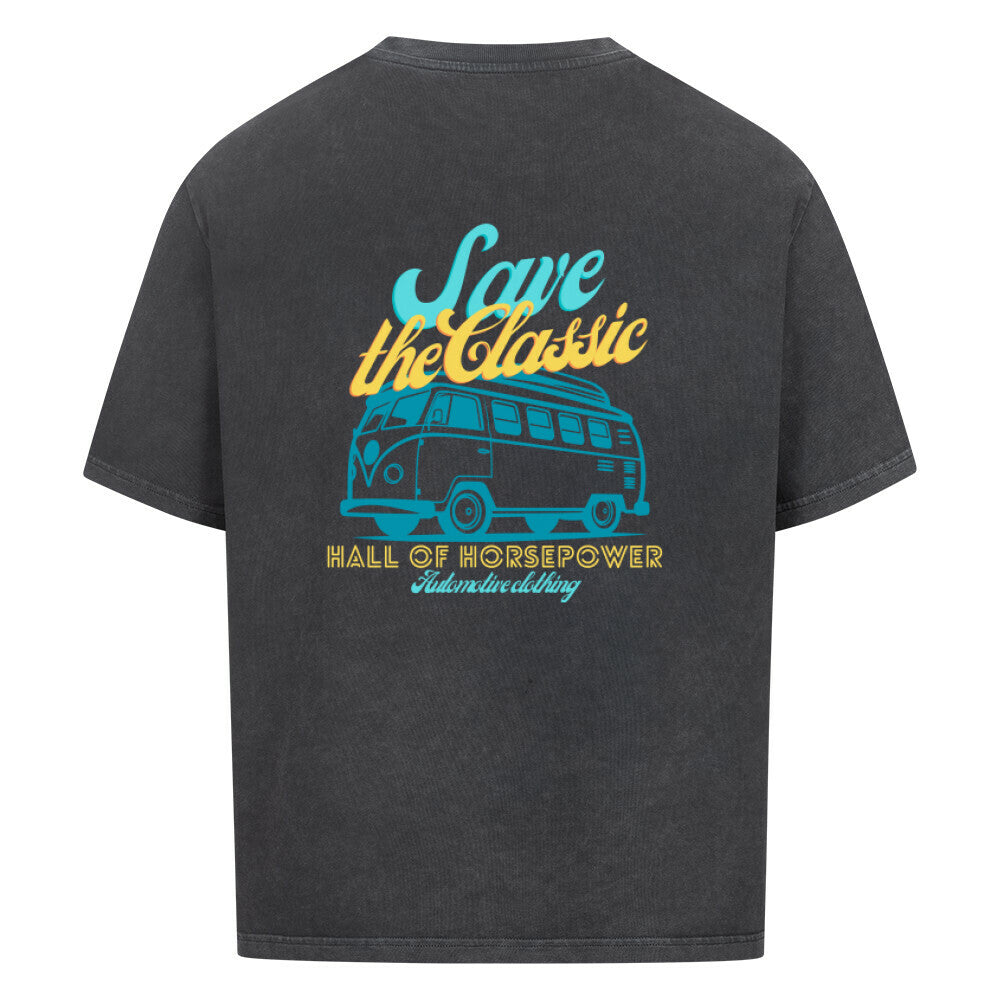 Washed Black Oversized Shirt von hinten mit dem Aufdruck Save the Classic, einem Bulli und Hall of Horsepower Automotive Clothing in der Mitte vom Rücken. Farblich in hellblau und gelb kombiniert