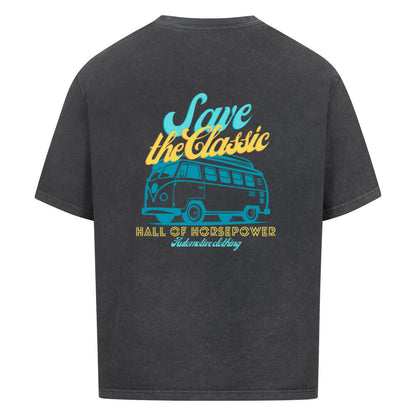 Washed Black Oversized Shirt von hinten mit dem Aufdruck Save the Classic, einem Bulli und Hall of Horsepower Automotive Clothing in der Mitte vom Rücken. Farblich in hellblau und gelb kombiniert