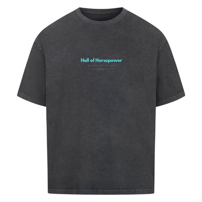 Oversized Shirt in Washed Black mit einem aufdruck Hall of Horsepower Automotive Clothing in hellblau auf höhe der Brustmitte. 