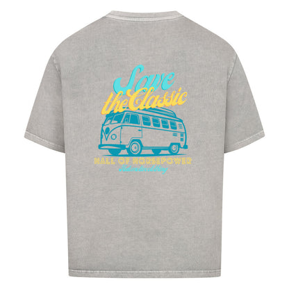 Washed Grey Oversized Shirt von hinten mit dem Aufdruck Save the Classic, einem Bulli und Hall of Horsepower Automotive Clothing in der Mitte vom Rücken. Farblich in hellblau und gelb kombiniert