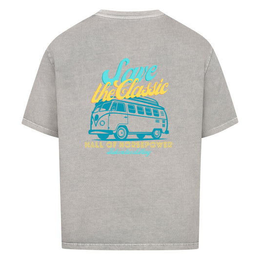Washed Grey Oversized Shirt von hinten mit dem Aufdruck Save the Classic, einem Bulli und Hall of Horsepower Automotive Clothing in der Mitte vom Rücken. Farblich in hellblau und gelb kombiniert