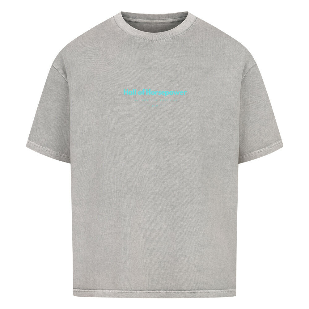 Oversized Shirt in Washed Grey, Dropped Shoulders, Aufdruck Hall of Horsepower in hellblau in der mitte auf Brusthöhe.