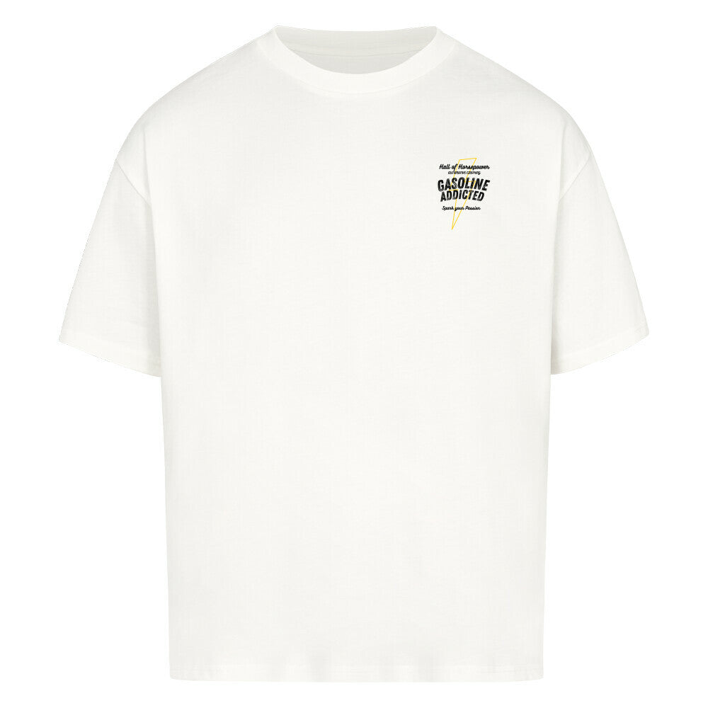Weißes oversized shirt mit einem aufdruck auf der linken Seite der brust mit dem selben aufdruck wie am rücken. Einen gelben blitz als umriss im Hintergrund. Davor ein Schriftzug mit Gasoline Addicted, Spark your Passion. Als Überschrift steht dort Hall of Horsepower Automotive Clothing. Schriftzug ist in Schwarz gehalten. Zündende Ideen beschreiben das shirt und soll menschen motivieren.