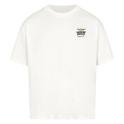 Weißes oversized shirt mit einem aufdruck auf der linken Seite der brust mit dem selben aufdruck wie am rücken. Einen gelben blitz als umriss im Hintergrund. Davor ein Schriftzug mit Gasoline Addicted, Spark your Passion. Als Überschrift steht dort Hall of Horsepower Automotive Clothing. Schriftzug ist in Schwarz gehalten. Zündende Ideen beschreiben das shirt und soll menschen motivieren.